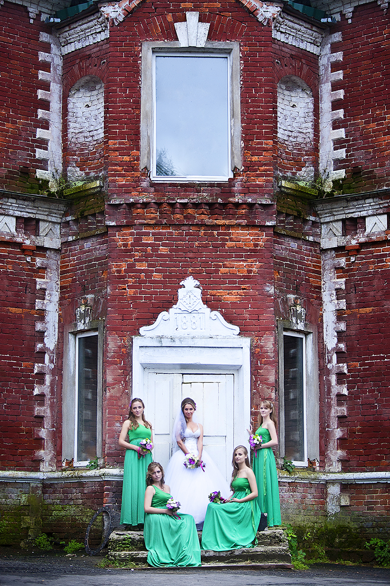 свадебные фотографии в красивых нарядах гостей одинаковая одежда для гостей на свадьбе образ подружек невесты